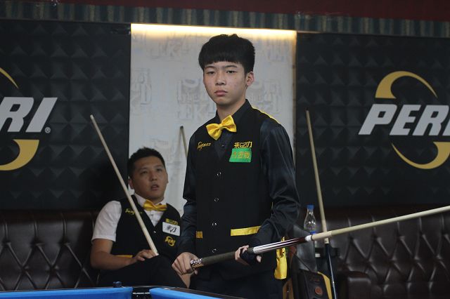 赛道上奋力 赛道上奋力